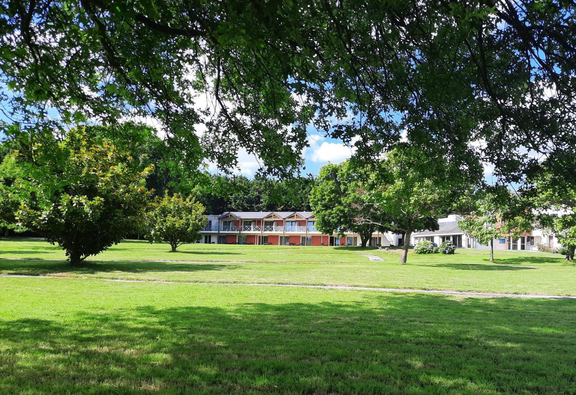 La Villa Des Golf.E.S Theix Bagian luar foto